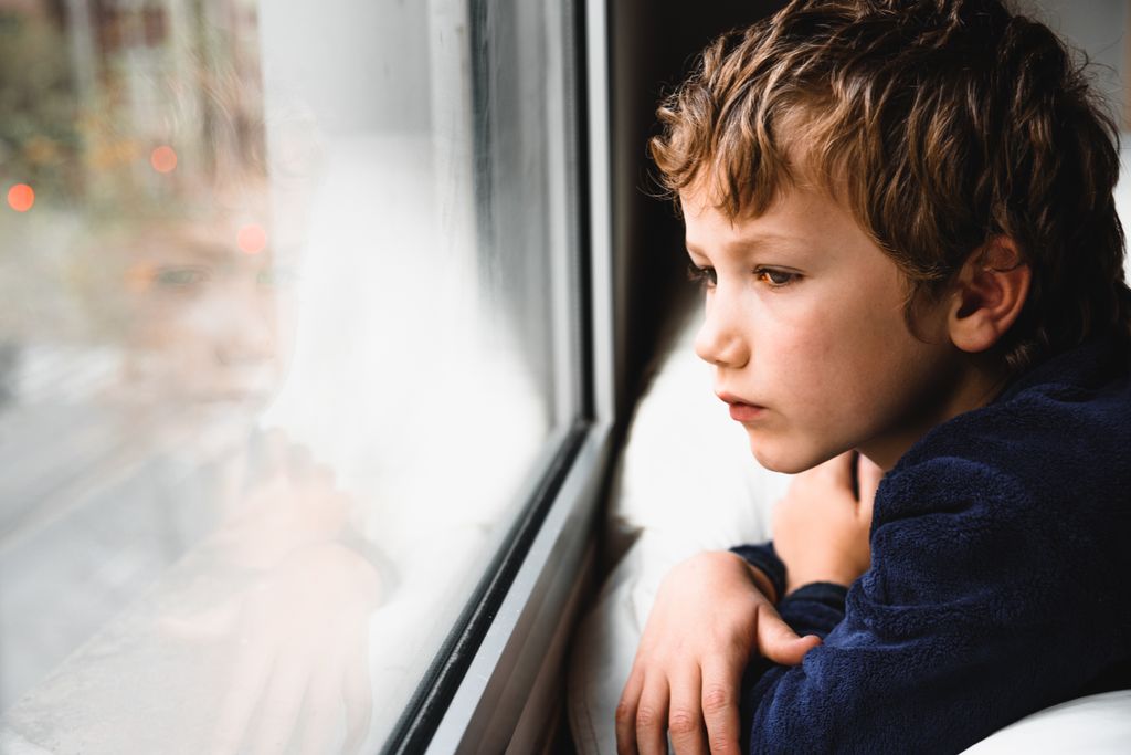 Niño cansado con covid persistente