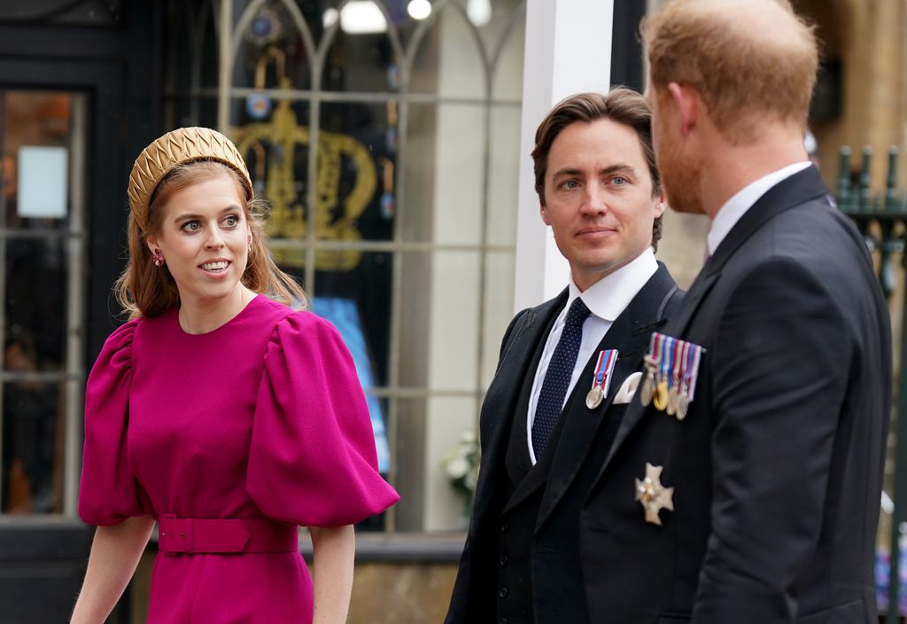 Dos imágenes de la Coronación de Carlos III, en ambas está el príncipe Harry con sus primas y sus maridos
