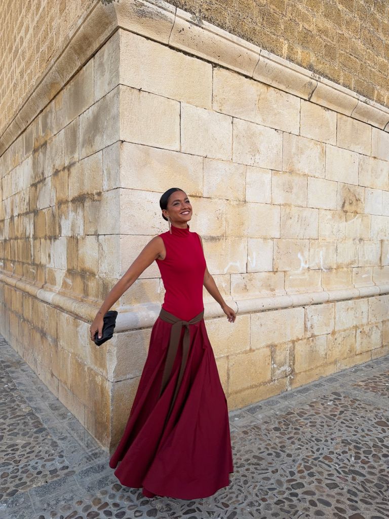 Ángela Martín con un vestido rojo de línas limpias
