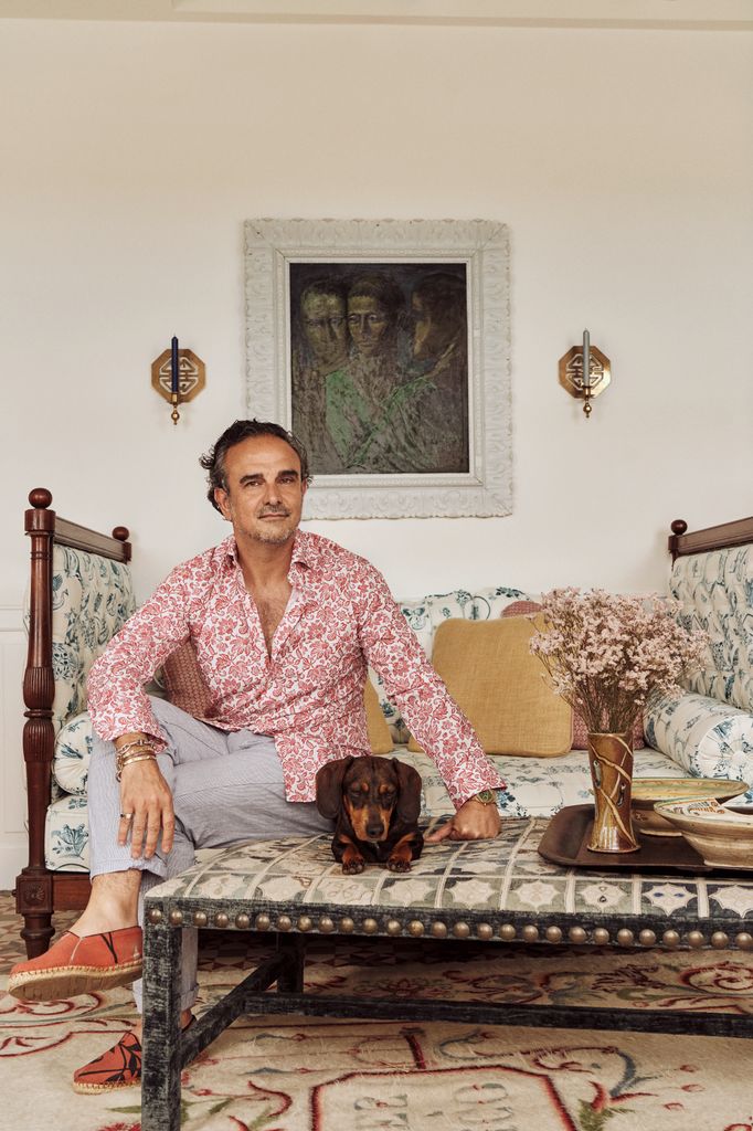 Lorenzo Castillo, junto a su perrita Tana, en su casa Isabel II en Mahón (Menorca).