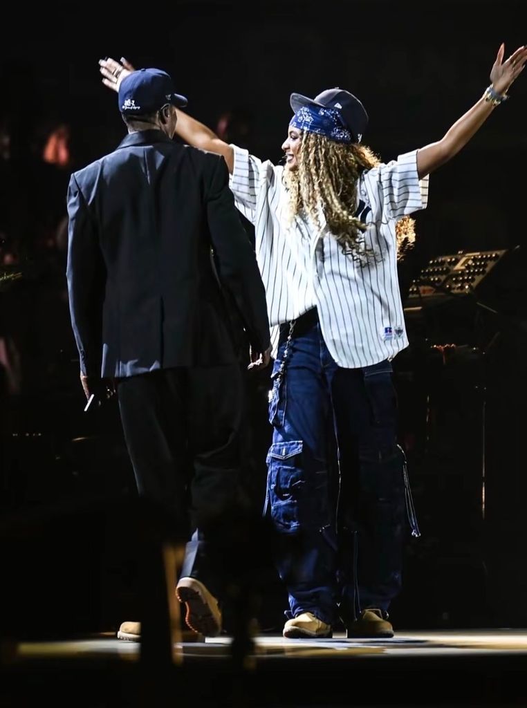 Blue Ivy con su padre Jay Z en el escenario