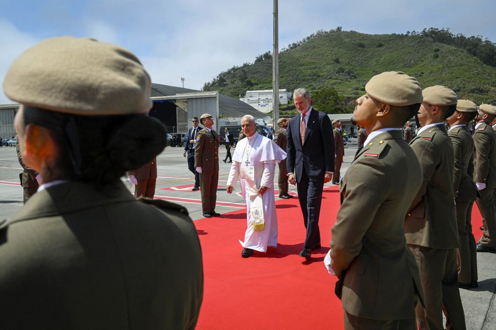 El Santo Padre acompañado por el Rey en el aeropuerto de Tenerife