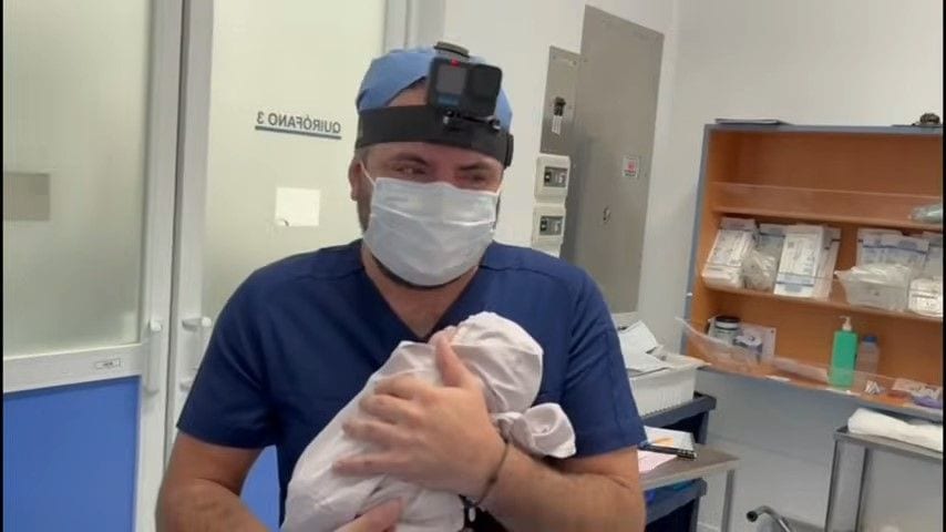 José Eduardo Derbez rompió en llanto al cargar por primera vez a su hija.