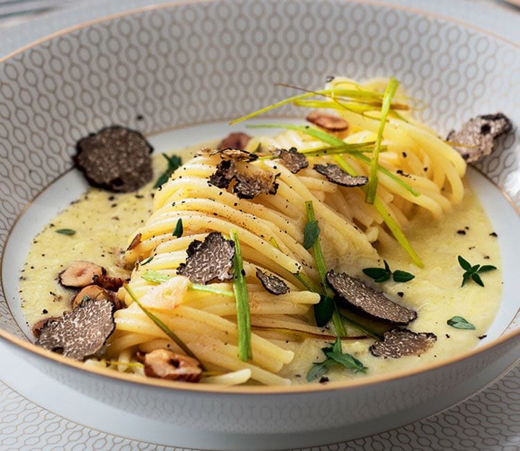 Espaguetis con puerro y trufa negra