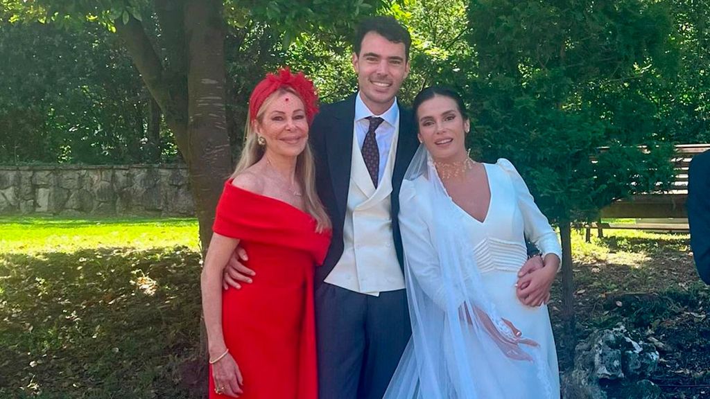 Ana Obregón con su adorado sobrino Juancho y Cristina, la mujer de este