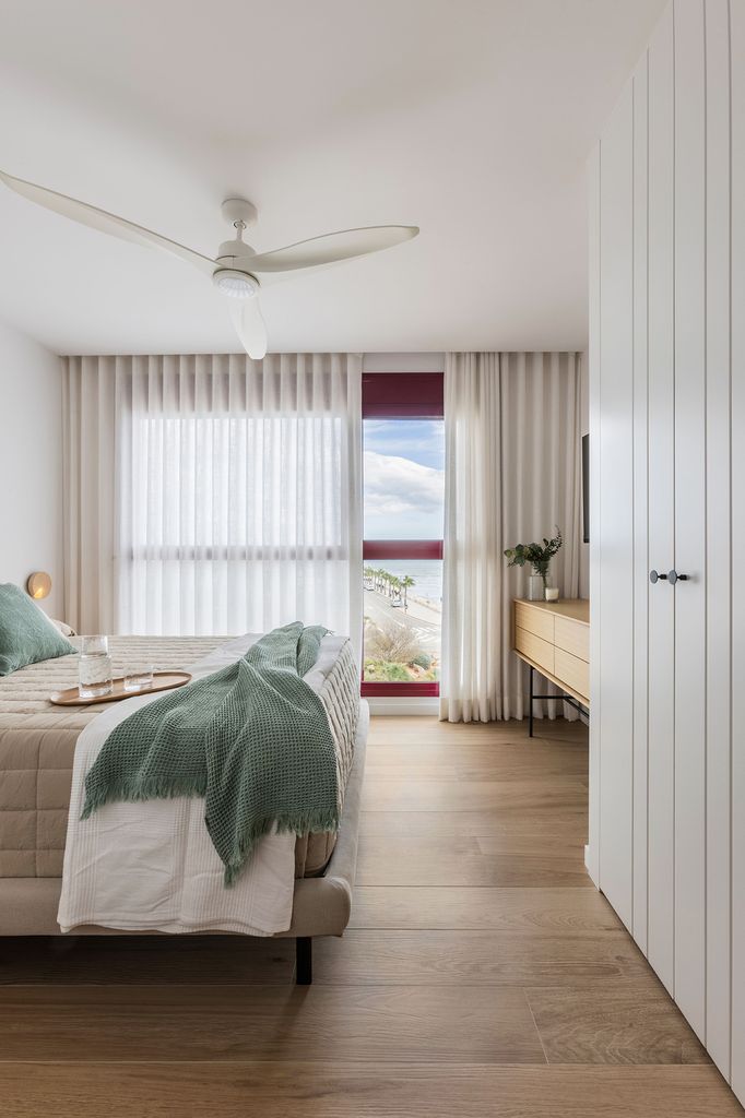 Dormitorio en tonos neutros con toques de color