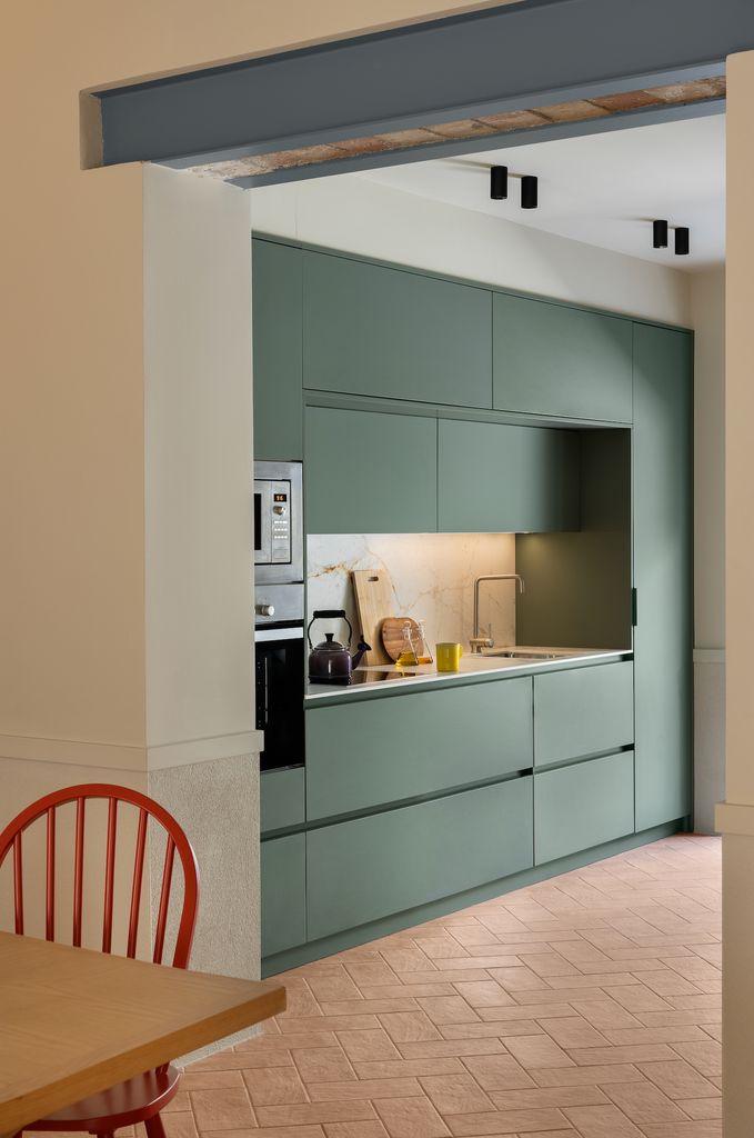 Cocina con el mobiliario de color verde
