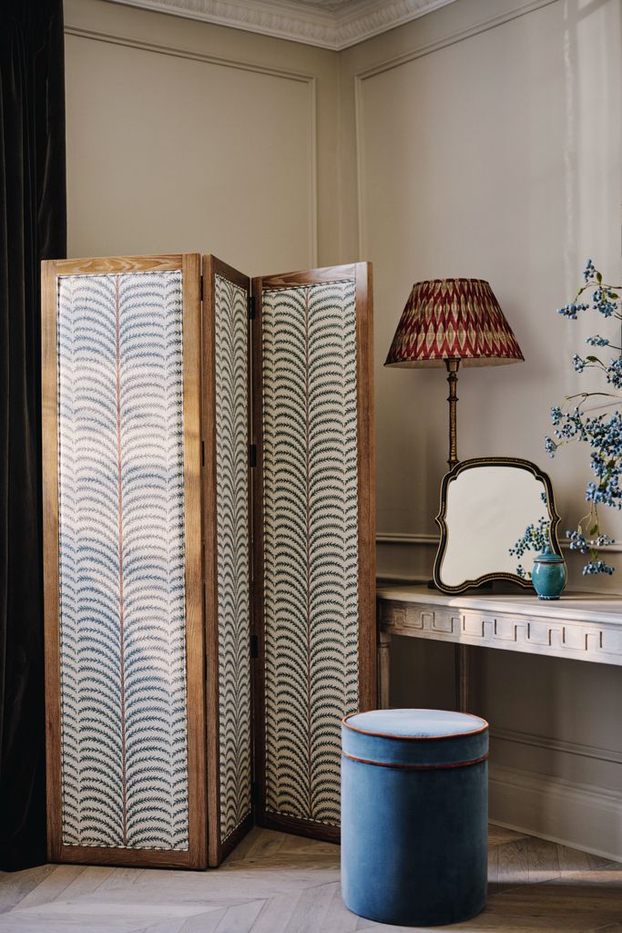 Biombo de madera de roble y paneles tapizados