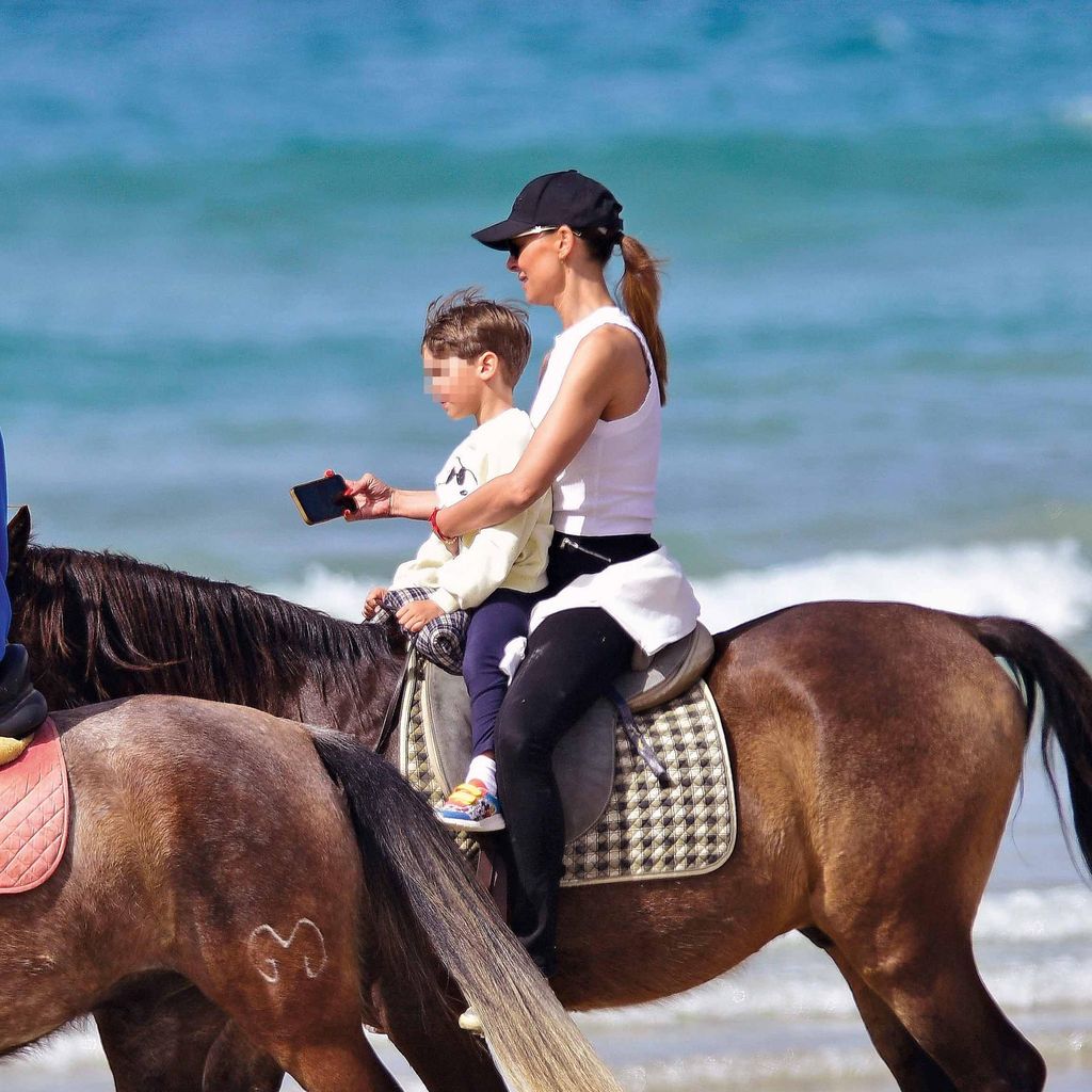 HOLA 4107 Eva Gonzalez a caballo