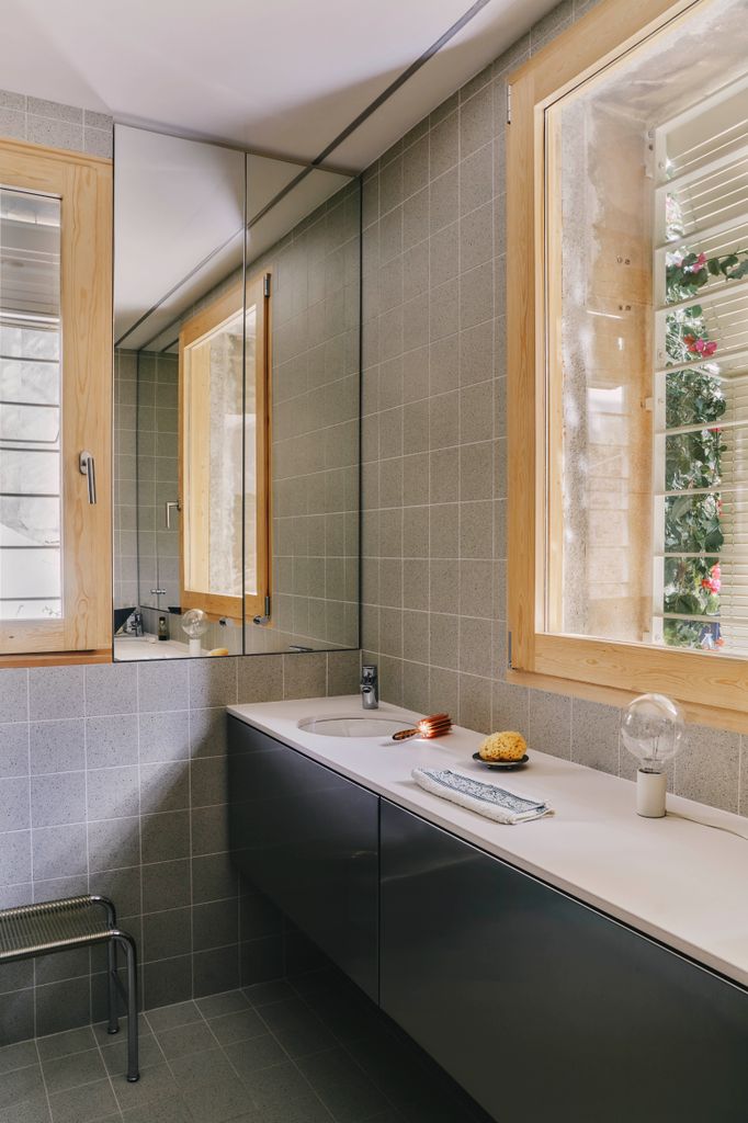 Cuarto de baño en tonos grises