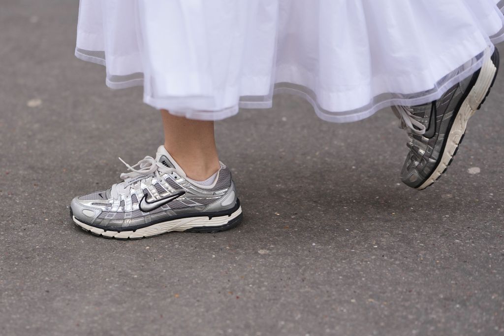Adiós a las zapatillas blancas: es la temporada del color y nuestros zapatos lo saben