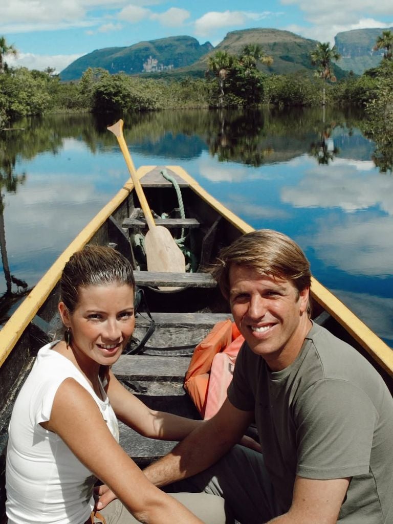 La pareja, paseando en canoa