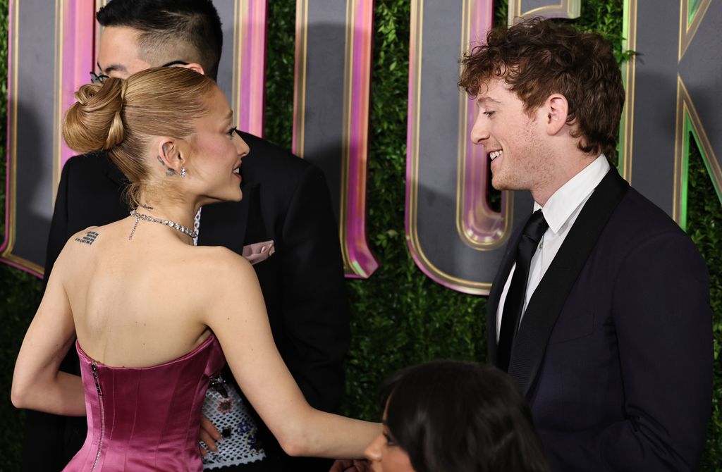 Ariana Grande y Ethan Slater en la premiere de 'Wicked' en Nueva York