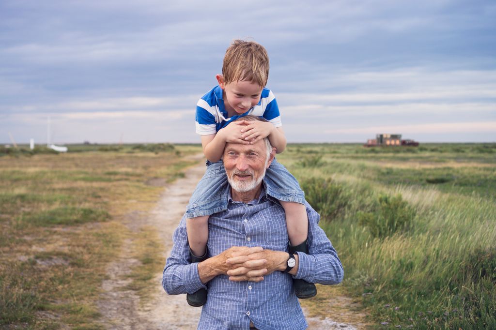 Nieto y abuelo dando un paseo por el campo