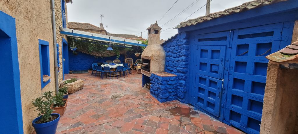 Patio de acceso a la vivienda, con barbacoa y comedor al aire libre