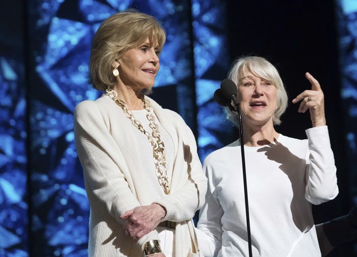 Jane Fonda y Helen Mirren, impecables con ropa informal, ensayando la entrega de uno de los premios que darán en tan solo unas horas
