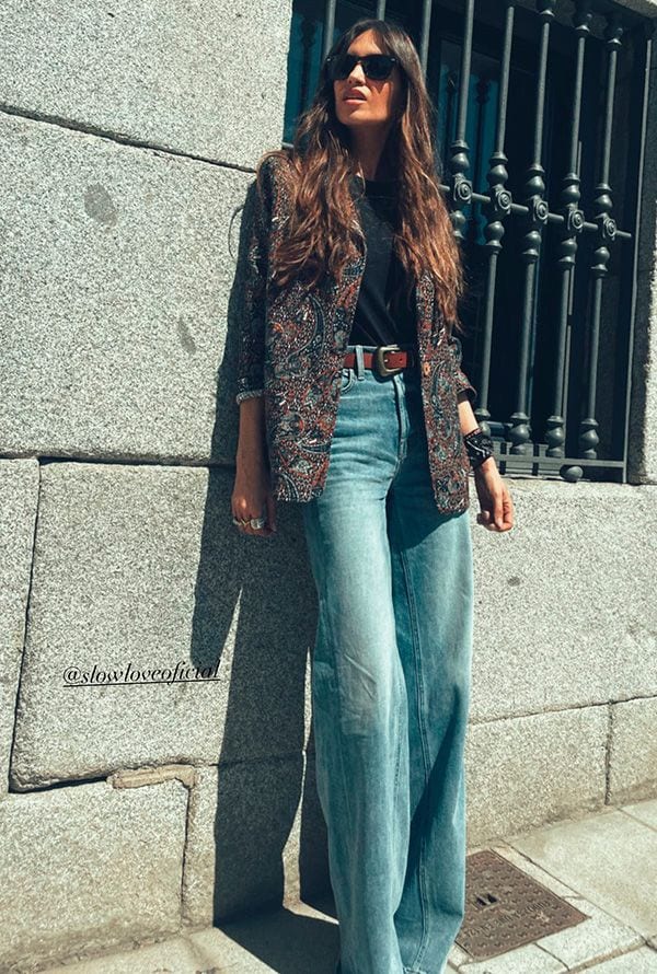 Sara Carbonero con pantalón vaquero acampanado