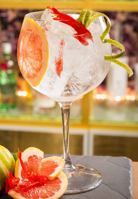 Delicate Flowers 

Ingredientes: 

5 cl de Tanqueray NºTEN

20 cl de Tónica Schweppes

Salvia escarlata o splendens

Pomelo rosa

Piel de lima para aromatizar

Para este Gin tonic se ha utilizado una copa de vino: a la vista puede parecer una típica copa de balón, pero tiene una diferencia clave: es de cristal, una copa atérmica y abierta de boca. Este tipo de cristalería consigue un Gin tonic sedoso y ligero debido a la boca ancha de la copa. Resulta ideal para acompañar las comidas.
