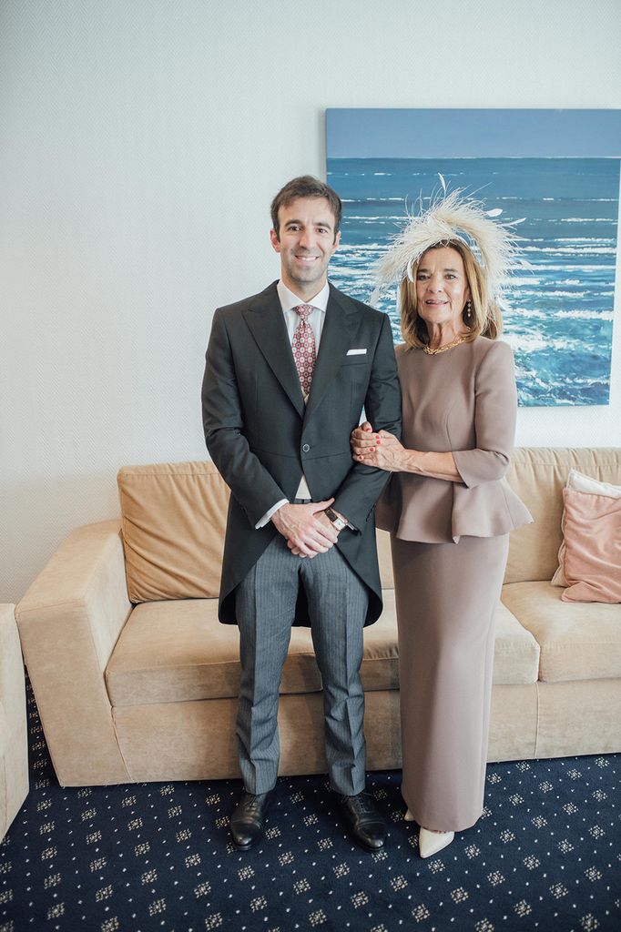 Madrina de boda con look de Poydel marrón