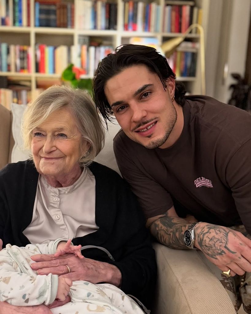 Carlo Costanzia con su hijo y su abuela