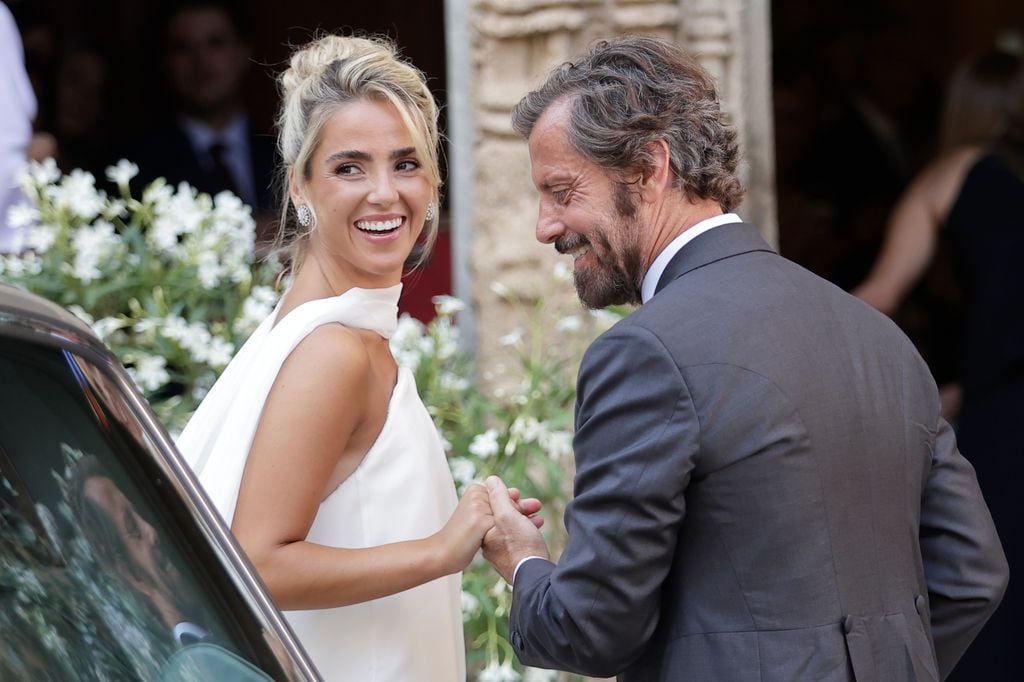 Paty Sánchez-Flores y su padre, Quique Sánchez-Flores, llegan a la iglesia en Jávea