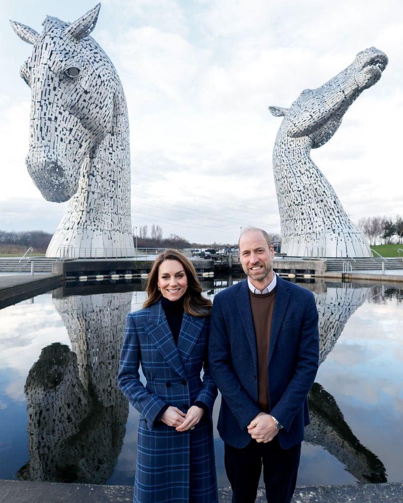 El príncipe William y la princesa Kate en su visita a Falkirk, cerca de Fallin, es Escocia.