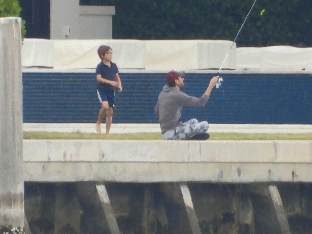 Las fotos de Enrique Iglesias enseñando a pescar a su hijo en Miami