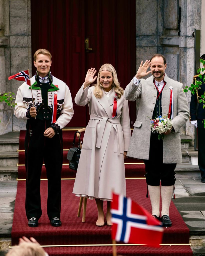 Haakon y Mette-Marit de Noruega y el príncipe Sverre Magnus saludaron al tren de los niños fuera de Skaugum