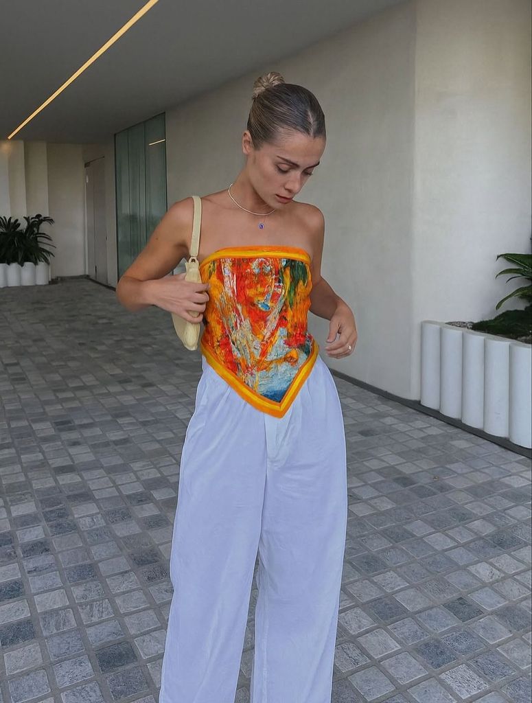 Solo necesitas un pañuelo y un anillo para elevar todos tus looks de camiseta básica