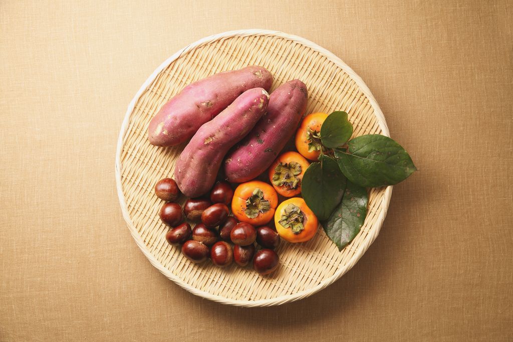 Alimentos vegetales de otoño entre ellos el boniato 