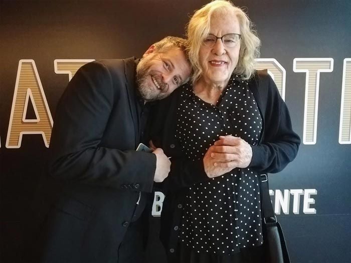 Raúl Pérez, caracterizado como Manuela Carmena, con Raúl Cimas