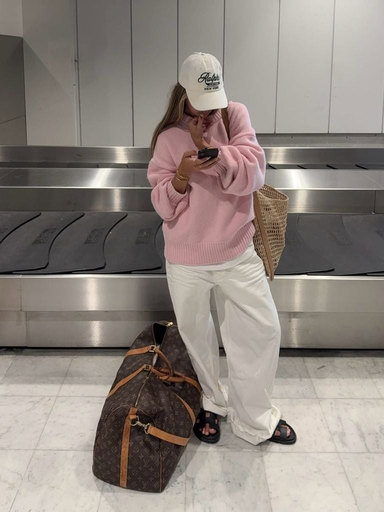 influencer con maleta en el aeropuerto