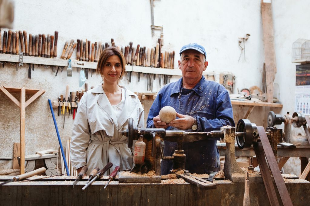 Natalia Ortega, de Worn Studio, en el taller del ebanista Luis Velasco.