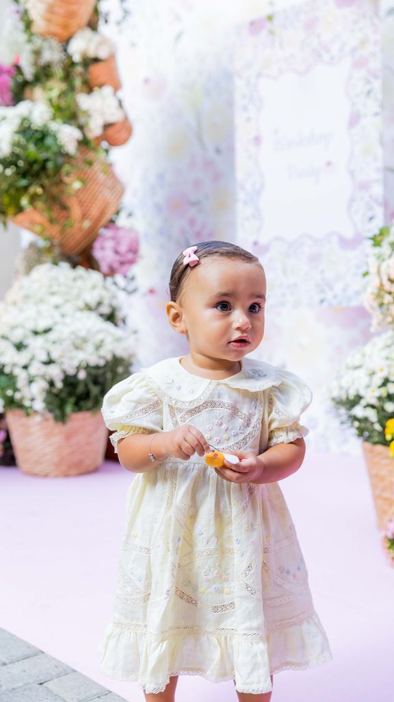 Mel lució hermosa con su vestido especial para la fiesta
