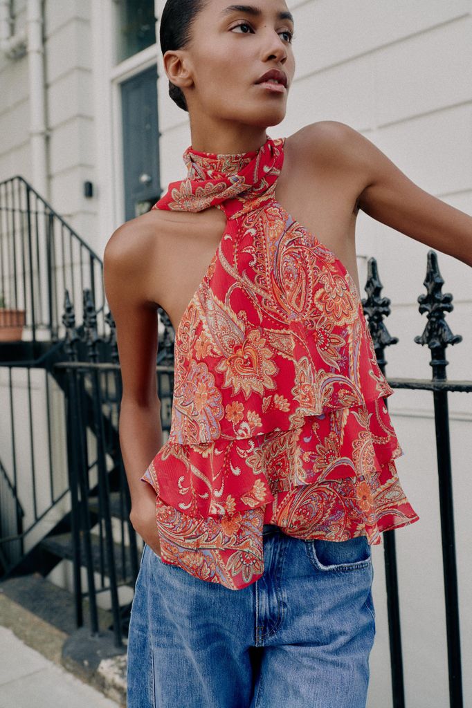 Encuentra el top de Zara que más te favorece para el calor de este mes de agosto según el escote