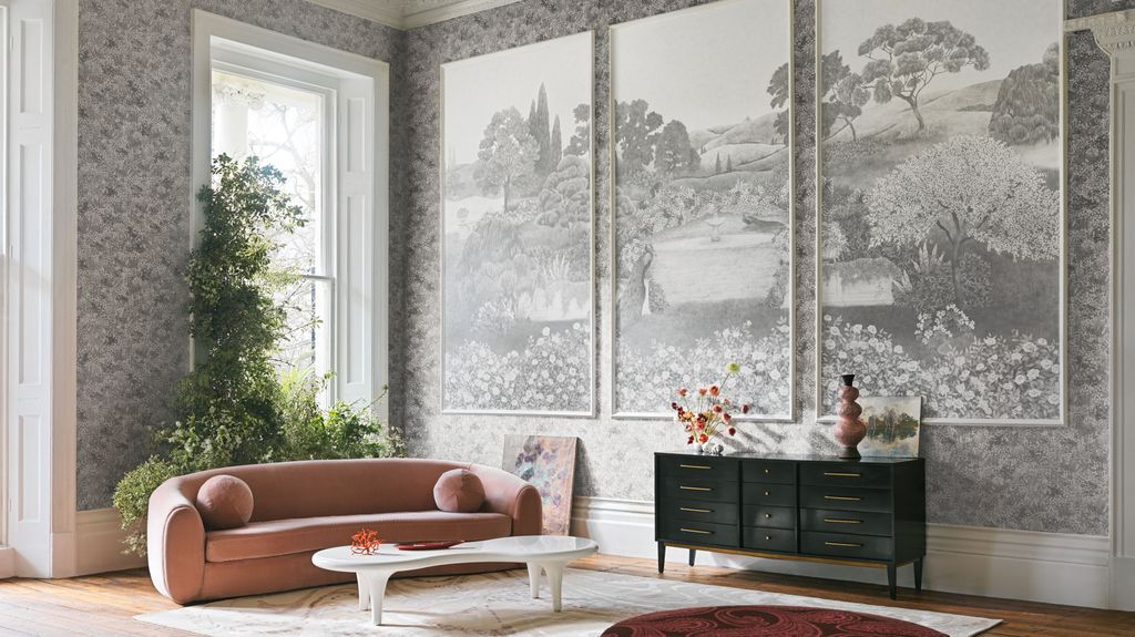 Pared decorada con paneles de papel pintado