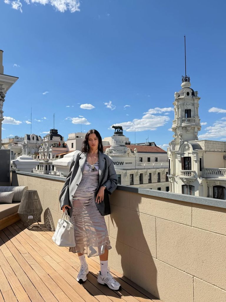 Irina Shayk posa desde una terraza de Madrid