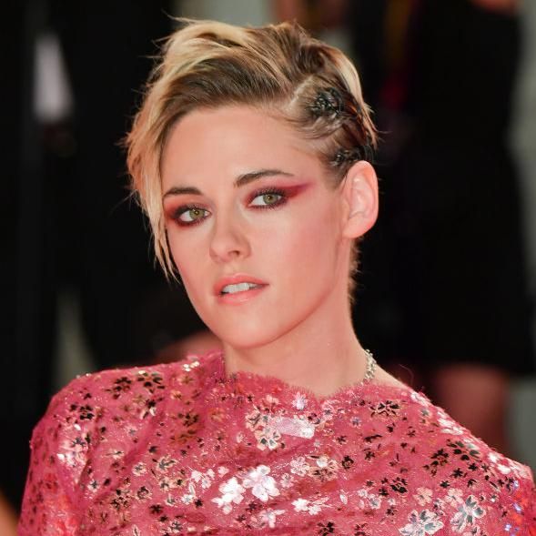 kristen stewart con maquillaje brillante de color rojo