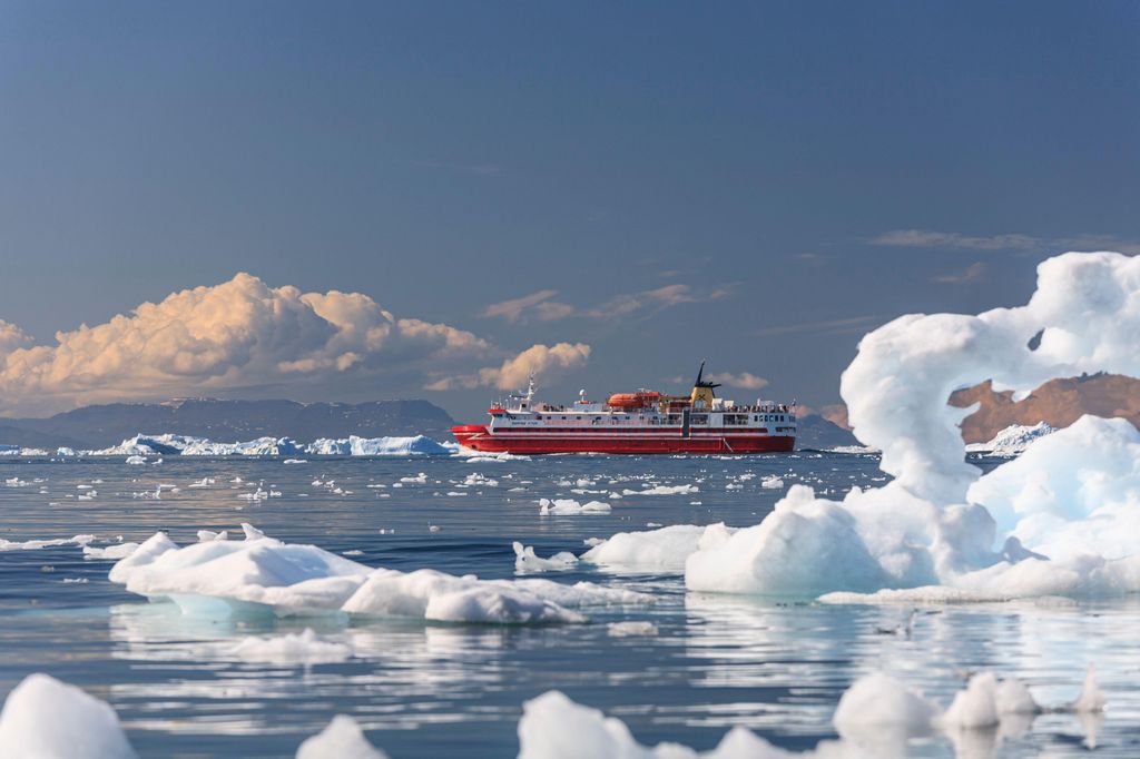 Ferri Sarfaq Ittuk entre icebergs por la bahía de Disko, Groenlandia