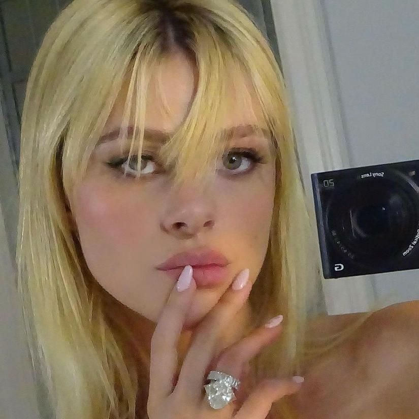 Nicola Peltz con su anillo de compromiso