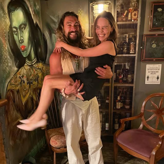 Clarke y Momoa son grandes amigos y se tienen mucho cariño
