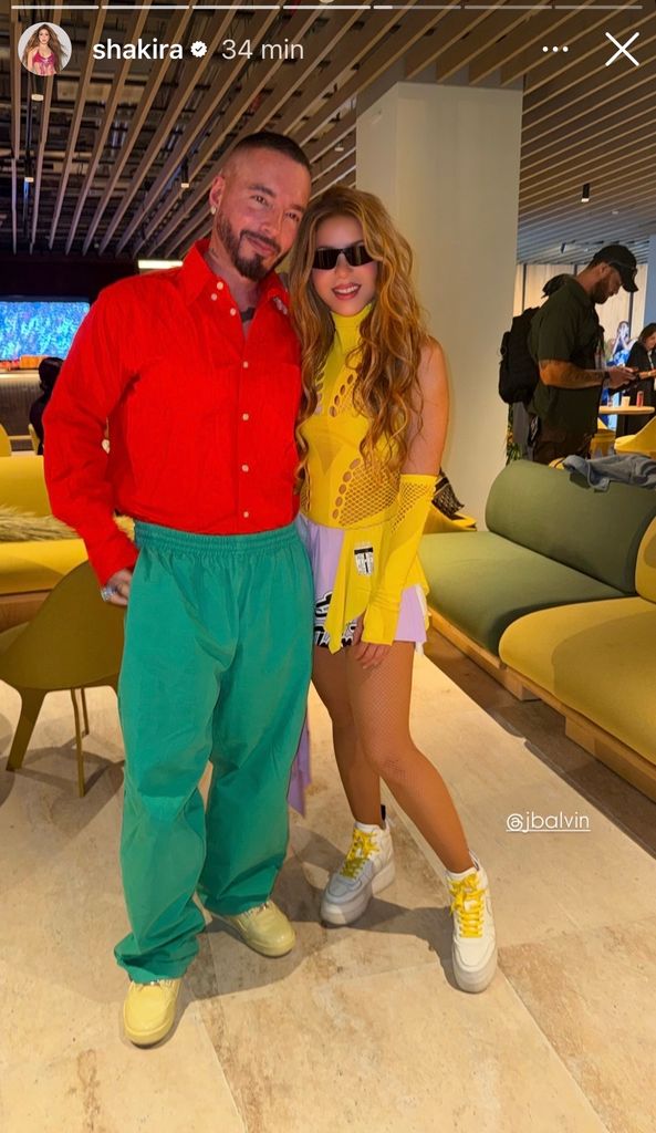 Shakira posó al lado de su 'parce' J Balvin.
