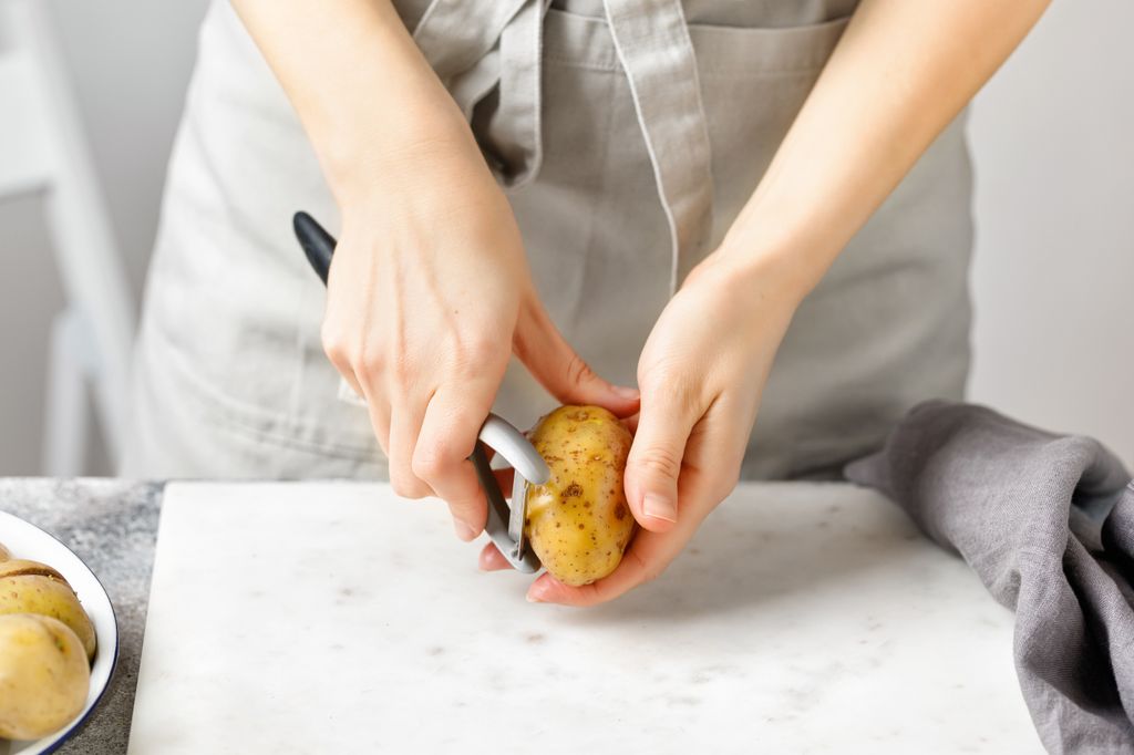 Pelar patatas