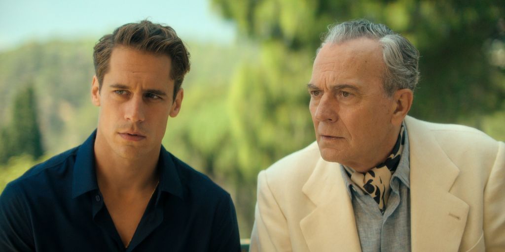 José Coronado da vida a Basil, un actor retirado que interpretó a Shrlock Holmes que ahora tendrá que investigar el asesinato real con la ayuda de Foxá (Martiño Rivas)