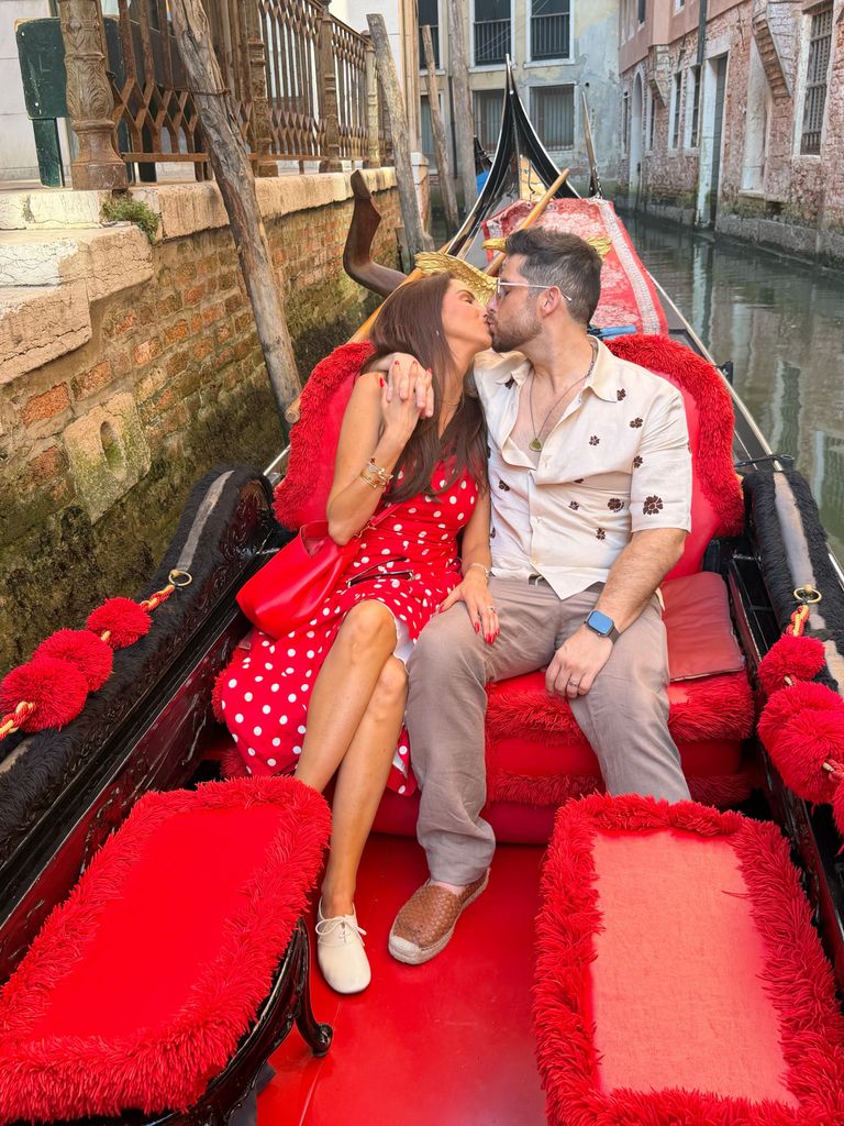 Karla Díaz y Danny Dayz abordo de una góndola en Venecia.