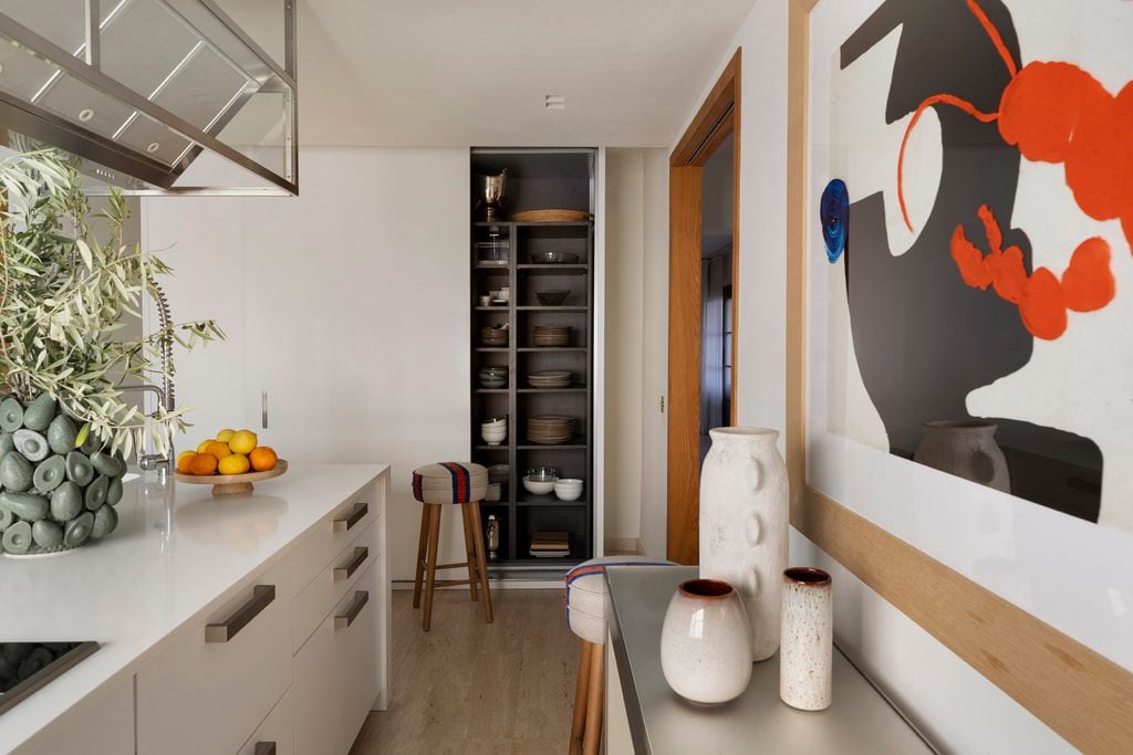 Cocina con cuadro y jarrones. 