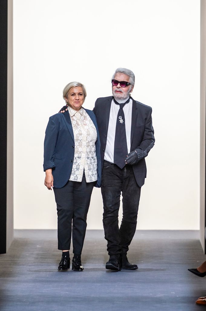 Karl Lagerfeld, saluda tras presentar la colección de Alta Costura Otoño/Invierno 2018-2019 de Fendi. El diseñador alemán fallecería siete meses después.