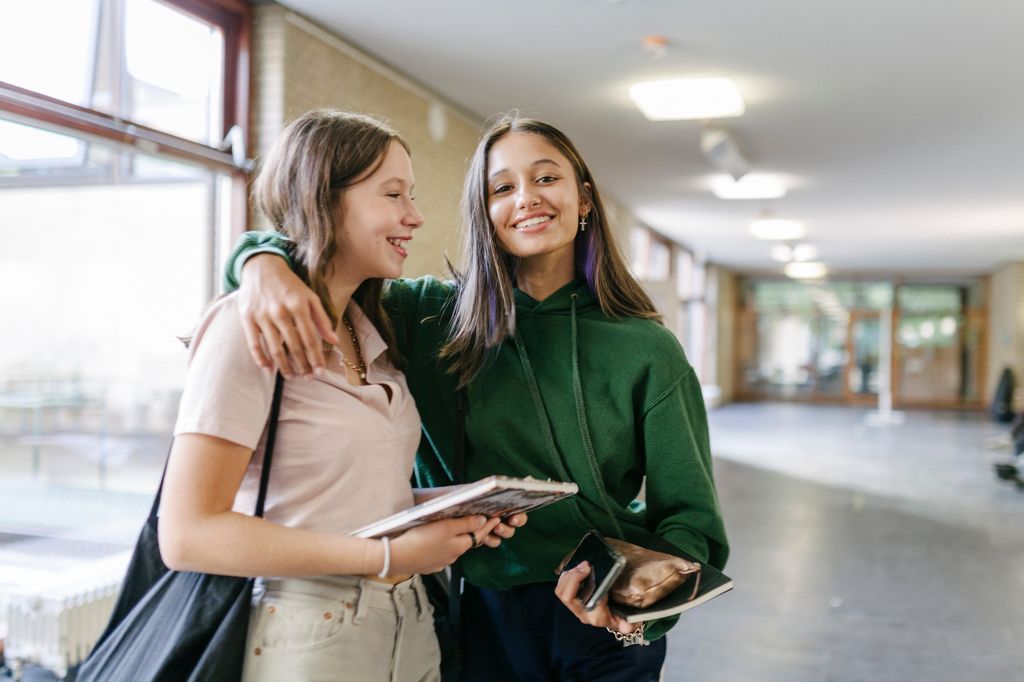 dos estudiantes felices al terminar los exámenes