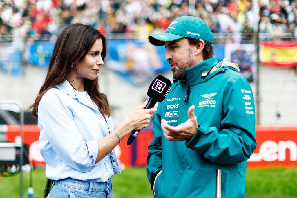 Melissa, entrevistando a Fernando para DAZN