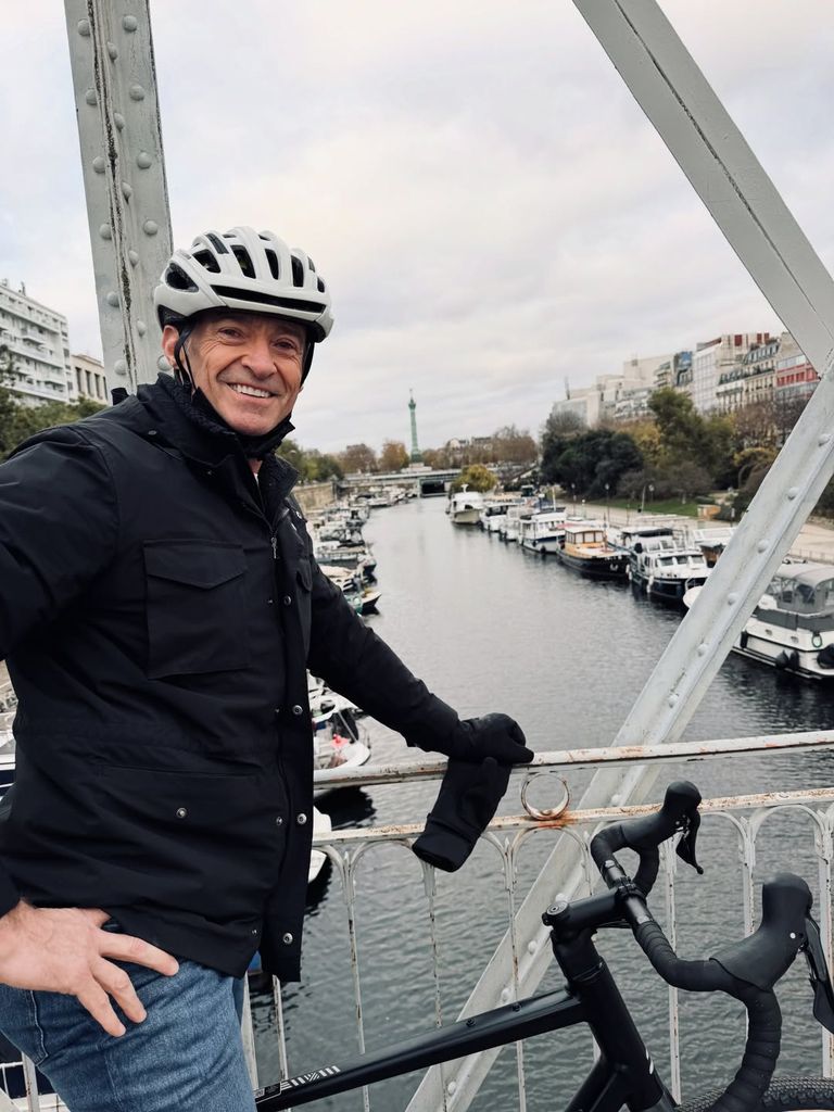 El actor ha recorrido las calles parisinas en bici